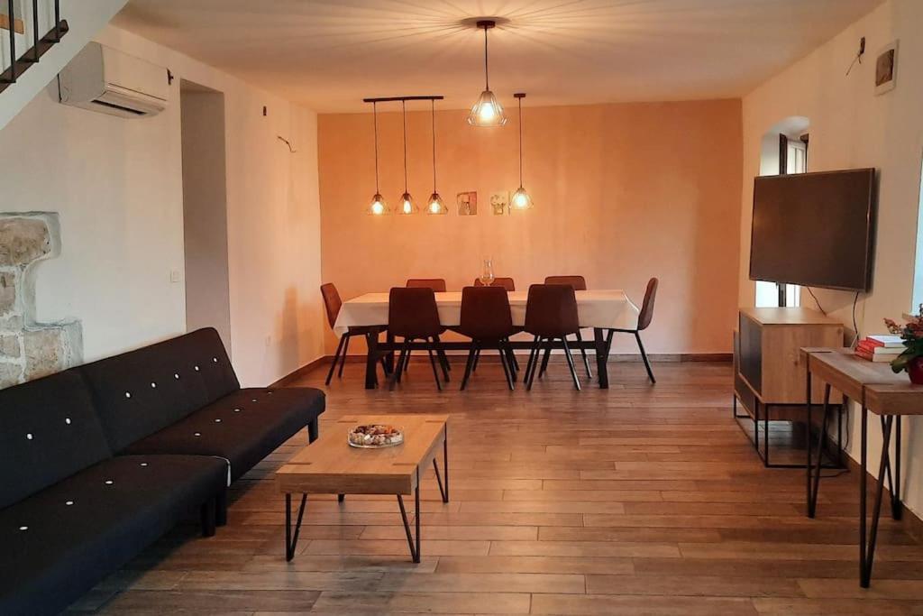 Holiday Home For 8 People, Pool + Sea View Vilanija Eksteriør bilde