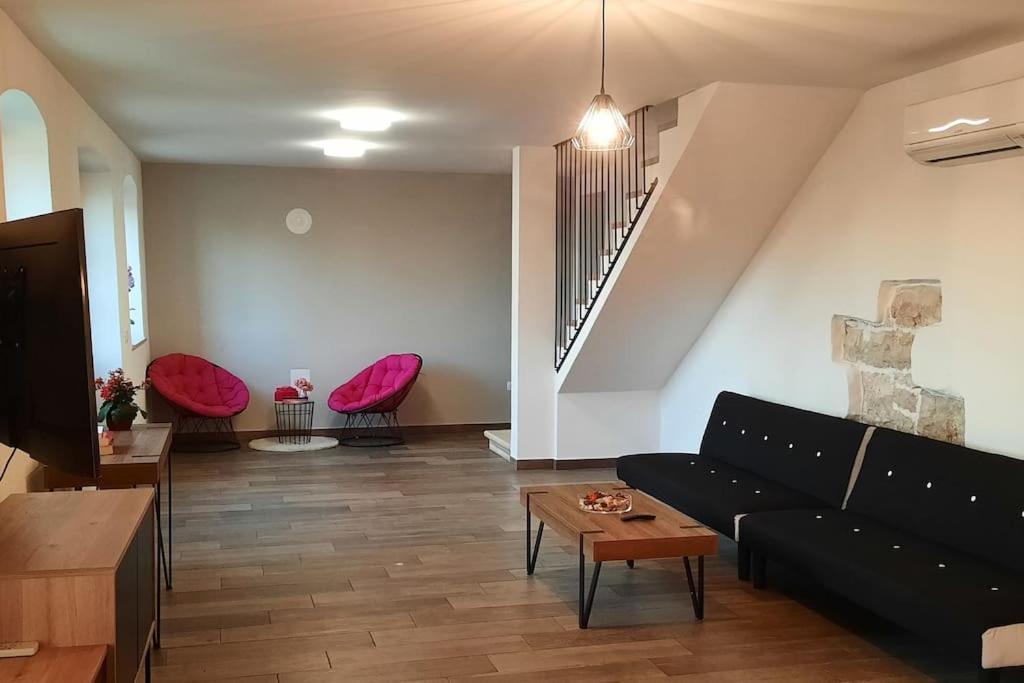 Holiday Home For 8 People, Pool + Sea View Vilanija Eksteriør bilde